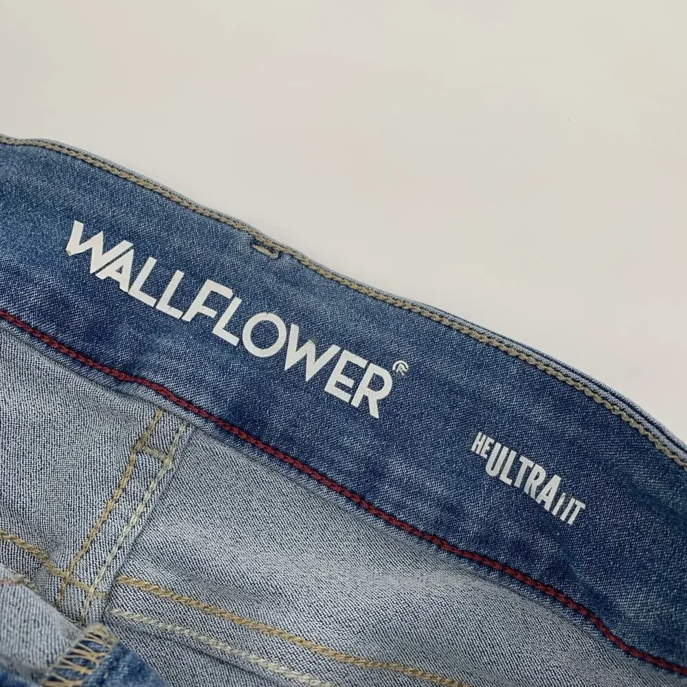 Wallflower The Ultra Fit Rolled Cuffed Jean Short 11 Womens Light Wash Denim - Picture 3 of 6